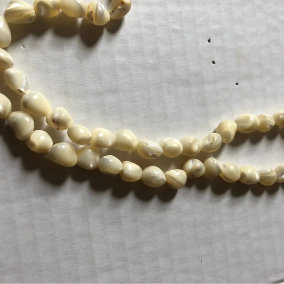 Pearl Necklace with Barrel Closure - Picture 5 of 7